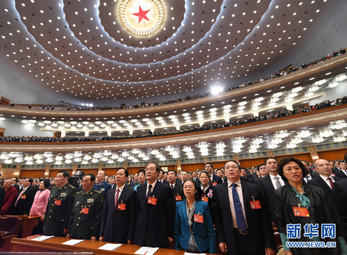 3月3日，中国人民政治协商会议第十二届全国委员会第五次会议在北京人民大会堂开幕。这是委员们高唱国歌。新华社记者 饶爱民 摄