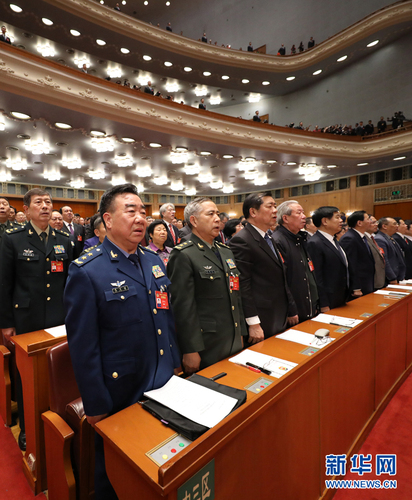 月3日，中国人民政治协商会议第十二届全国委员会第五次会议在北京人民大会堂开幕。这是委员们高唱国歌。新华社记者 李刚 摄