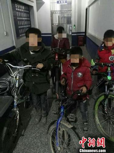 说走就走！云南四小孩骑行8小时被民警“捡到”