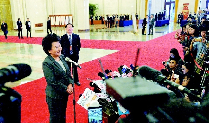 3月3日，中国人民政治协商会议第十二届全国委员会第五次会议开幕前，人民大会堂北大厅的“部长通道”开启，列席全国两会的国务院各部门主要负责人坦诚回答媒体记者提出的问题。图为国务院侨务办公室主任裘援平接受采访。    本报记者齐波摄