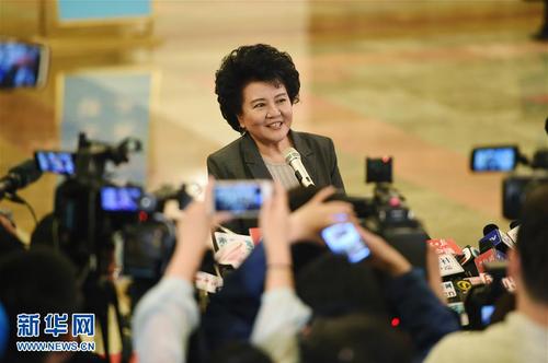 3月3日，中国人民政治协商会议第十二届全国委员会第五次会议在北京人民大会堂开幕。这是国务院侨务办公室主任裘援平接受采访。新华社记者薛玉斌摄