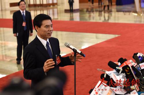 （部长通道）商务部部长钟山接受采访 本报记者 齐波摄