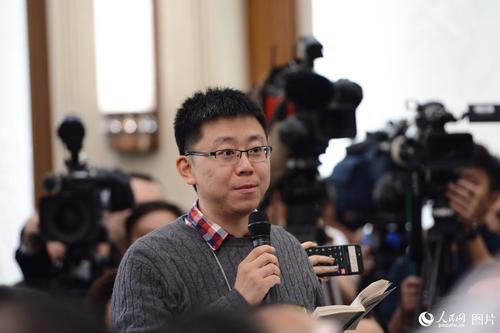 十二届全国人大五次会议于3月4日上午11时在人民大会堂新闻发布厅举行新闻发布会，由大会发言人傅莹就大会议程和人大工作相关的问题回答中外记者的提问。图为中国青年报记者提问。人民网记者 张启川 摄