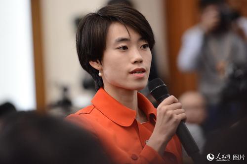 十二届全国人大五次会议于3月4日上午11时在人民大会堂新闻发布厅举行新闻发布会，由大会发言人傅莹就大会议程和人大工作相关的问题回答中外记者的提问。图为经济日报社记者提问。人民网记者 张启川 摄