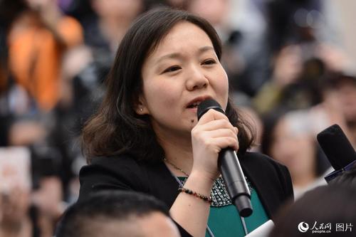 十二届全国人大五次会议于3月4日上午11时在人民大会堂新闻发布厅举行新闻发布会，由大会发言人傅莹就大会议程和人大工作相关的问题回答中外记者的提问。图为新华社记者提问。人民网记者 张启川 摄