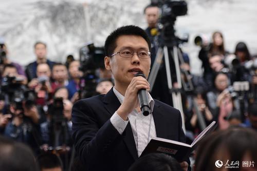 十二届全国人大五次会议于3月4日上午11时在人民大会堂新闻发布厅举行新闻发布会，由大会发言人傅莹就大会议程和人大工作相关的问题回答中外记者的提问。图为中央人民广播电台记者提问。人民网记者 张启川 摄
