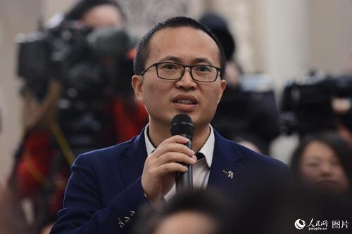 十二届全国人大五次会议于3月4日上午11时在人民大会堂新闻发布厅举行新闻发布会，由大会发言人傅莹就大会议程和人大工作相关的问题回答中外记者的提问。图为人民日报记者提问。人民网记者 张启川 摄