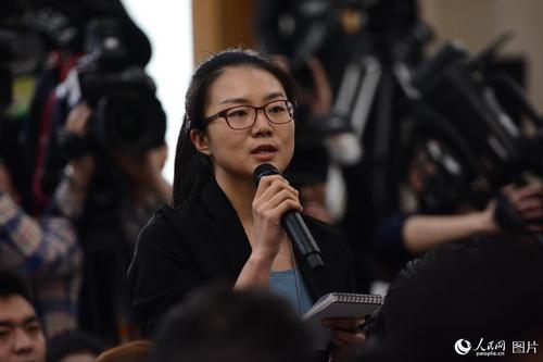 十二届全国人大五次会议于3月4日上午11时在人民大会堂新闻发布厅举行新闻发布会，由大会发言人傅莹就大会议程和人大工作相关的问题回答中外记者的提问。图为中国日报记者提问。人民网记者 张启川 摄