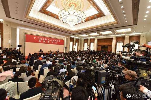 十二届全国人大五次会议于3月4日上午11时在人民大会堂新闻发布厅举行新闻发布会，由大会发言人傅莹就大会议程和人大工作相关的问题回答中外记者的提问。人民网记者 翁奇羽 摄