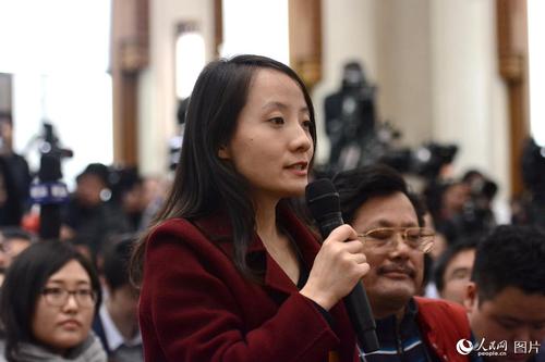 十二届全国人大五次会议于3月4日上午11时在人民大会堂新闻发布厅举行新闻发布会，由大会发言人傅莹就大会议程和人大工作相关的问题回答中外记者的提问。图为南方都市报记者提问。人民网记者 张启川 摄