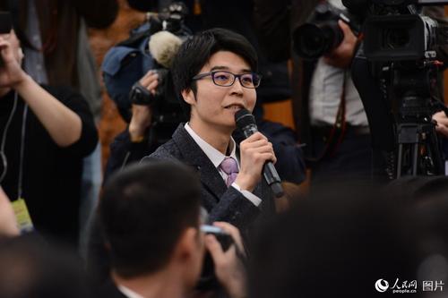 十二届全国人大五次会议于3月4日上午11时在人民大会堂新闻发布厅举行新闻发布会，由大会发言人傅莹就大会议程和人大工作相关的问题回答中外记者的提问。图为成都商报记者提问。人民网记者 张启川 摄