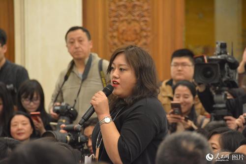 十二届全国人大五次会议于3月4日上午11时在人民大会堂新闻发布厅举行新闻发布会，由大会发言人傅莹就大会议程和人大工作相关的问题回答中外记者的提问。图为法制日报记者提问。人民网记者 李彤 摄