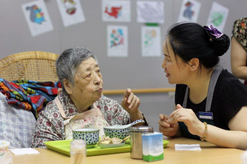 虹口区首个“长者照护之家”，午餐三菜一汤，营养软糯适合老人口味。