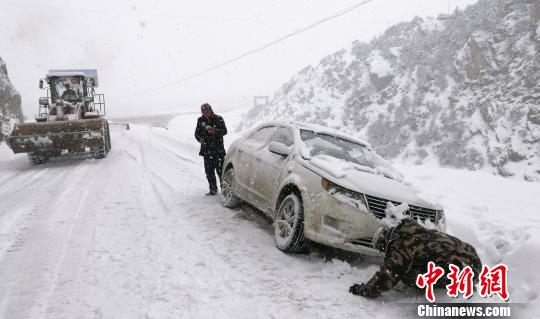 图为武警交通第二支队六中队官兵勘察车辆受困情况 王毅凯 摄
