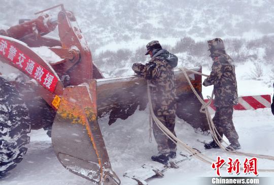 图为武警交通第二支队六中队官兵为救援做好准备 王毅凯 摄