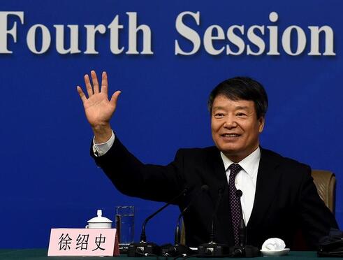 国家发改委主任徐绍史向记者挥手问好