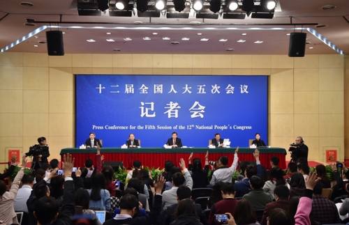 3月6日，十二届全国人大五次会议新闻中心举行记者会，邀请国家发展和改革委员会主任何立峰、副主任张勇、副主任宁吉喆就“经济社会发展与宏观调控”的相关问题回答中外记者的提问。新华社记者 李鑫摄