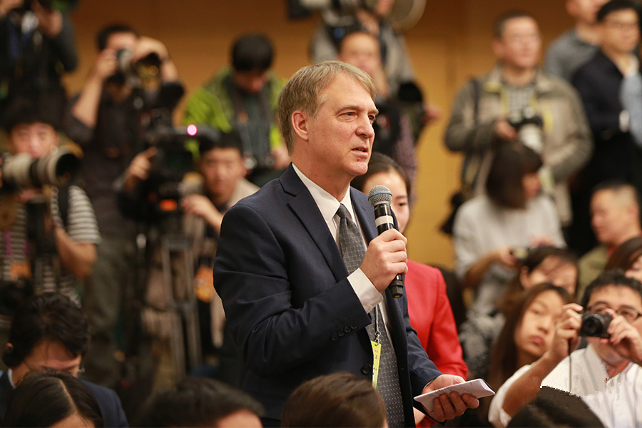 彭搏新闻社记者提问“政府是否开展新领域的去产能行为”