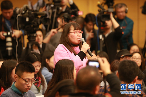 图为新京报记者提问。