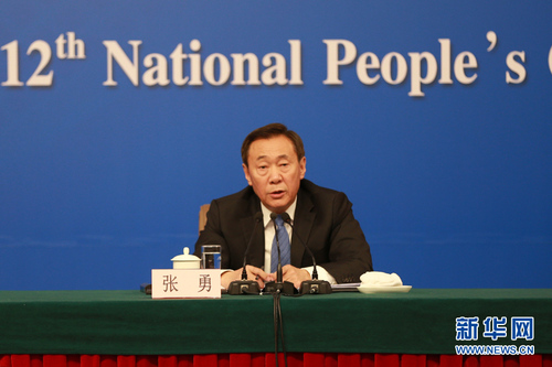 图为张勇在发布会上回答记者提问。