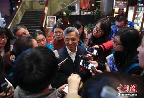 3月2日，出席全国政协十二届五次会议的全国政协委员、中国东方资产管理公司原总裁梅兴保在两会驻地接受记者采访。 <a target='_blank' href='http://www.chinanews.com/'>中新社</a>记者 刘震 摄