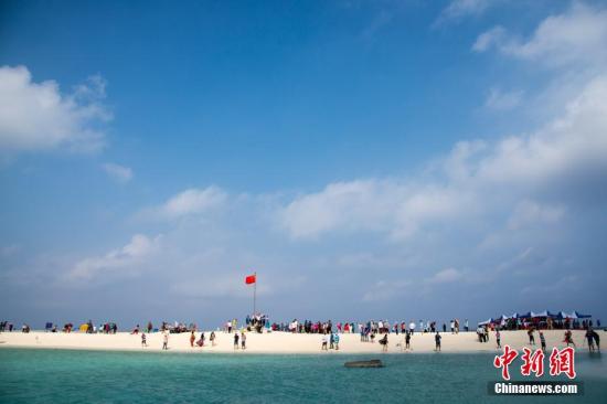近日，<a target='_blank' href='http://www.chinanews.com/'>中新社</a>记者随新投入西沙生态旅游航线运营的“长乐公主”游轮，进入西沙群岛永乐环礁，探访风景如画的西沙海域。图为全富岛风光。<a target='_blank' href='http://www.chinanews.com/'>中新社</a>记者 洪坚鹏 摄