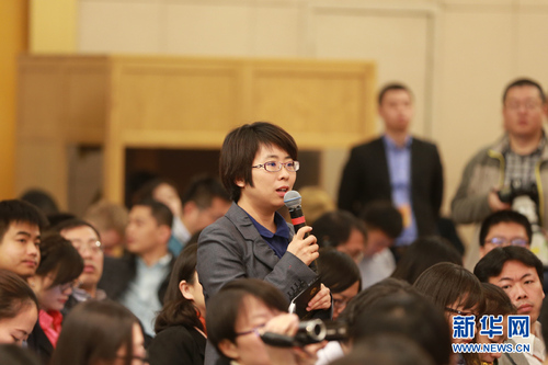 图为新华社记者提问。