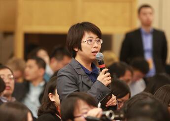 新华社记者针对“扶贫攻坚”的成效问题进行现场提问