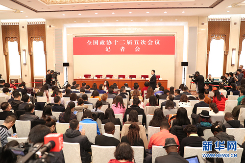 　3月6日，全国政协十二届五次会议在北京人民大会堂新闻发布厅召开记者会，邀请5位全国政协委员就深入推进“三去一降一补”、深入推进农业供给侧结构性改革、着力振兴实体经济、防范金融风险、推进“一带一路”建设等回答记者提问。图为记者会现场。
