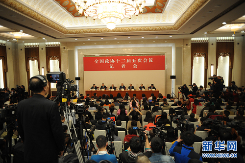 图为5位委员回答记者提问。