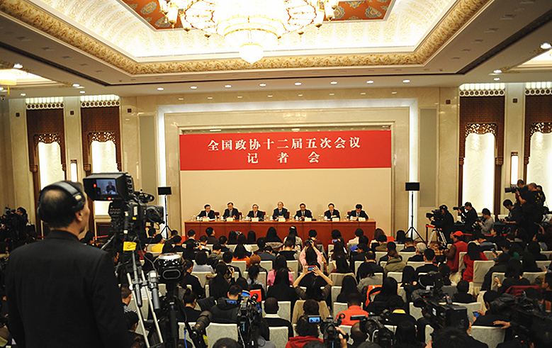5位委员回答记者提问