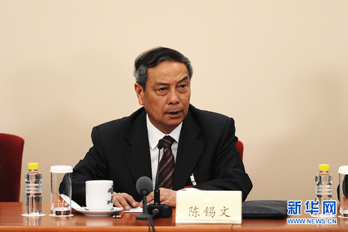 图为全国政协常委陈锡文回答记者提问。_副本