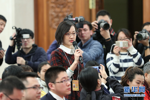 　3月6日，全国政协十二届五次会议在北京人民大会堂新闻发布厅召开记者会，邀请5位全国政协委员就深入推进“三去一降一补”、深入推进农业供给侧结构性改革、着力振兴实体经济、防范金融风险、推进“一带一路”建设等回答记者提问。图为新华社记者在会上提问。