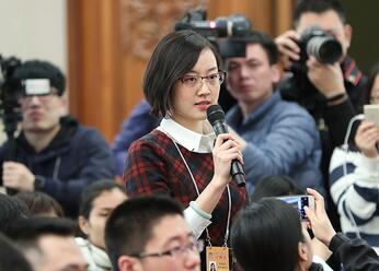 新华社记者针对“经济增速”向全国政协常委厉以宁提问