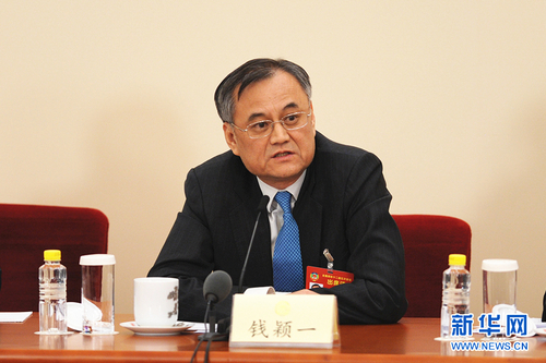 图为全国政协委员钱颖一回答记者提问。_副本