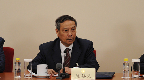 图为陈锡文回答记者提问。