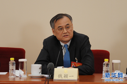 图为全国政协委员钱颖一回答记者提问。