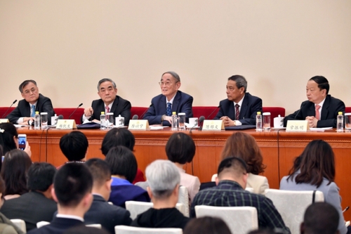 3月6日，全国政协十二届五次会议在北京人民大会堂新闻发布厅召开记者会，邀请全国政协委员厉以宁、陈锡文、杨凯生、常振明、钱颖一就深入推进“三去一降一补”、深入推进农业供给侧结构性改革、着力振兴实体经济、防范金融风险、推进“一带一路”建设等回答记者提问。3