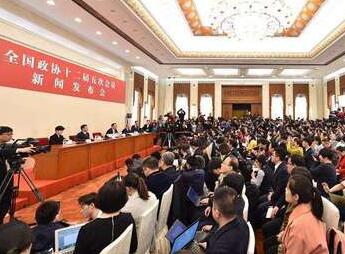 现场记者向新闻发言人王国庆踊跃提问