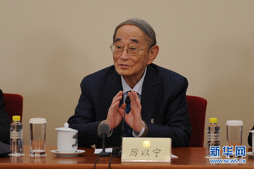 3月6日，全国政协十二届五次会议在北京人民大会堂新闻发布厅召开记者会，邀请5位全国政协委员就深入推进“三去一降一补”、深入推进农业供给侧结构性改革、着力振兴实体经济、防范金融风险、推进“一带一路”建设等回答记者提问。图为全国政协常委厉以宁回答记者提问。