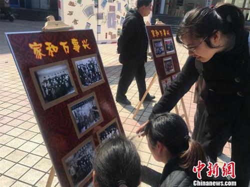 市民围观家书展。　李佳赟 摄