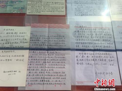 展出的部分家书。　李佳赟 摄
