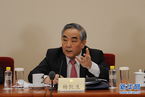 　3月6日，全国政协十二届五次会议在北京人民大会堂新闻发布厅召开记者会，邀请5位全国政协委员就深入推进“三去一降一补”、深入推进农业供给侧结构性改革、着力振兴实体经济、防范金融风险、推进“一带一路”建设等回答记者提问。图为全国政协委员杨凯生回答记者提问。