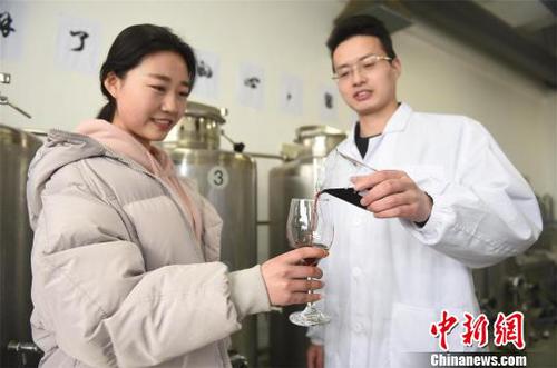 武汉一高校男生自酿50瓶红酒送班级女生和女教师