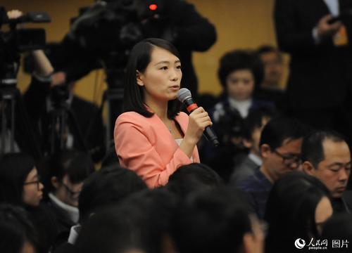 中央电视台记者提问人民网记者 郝勇 摄