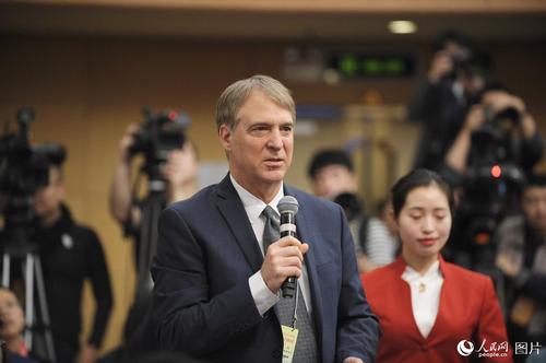 彭搏新闻社记者提问人民网记者郝勇摄