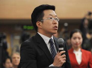 凤凰卫视记者提问“振兴实体经济 防止脱实向虚”