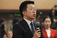 凤凰卫视记者提问“振兴实体经济 防止脱实向虚”