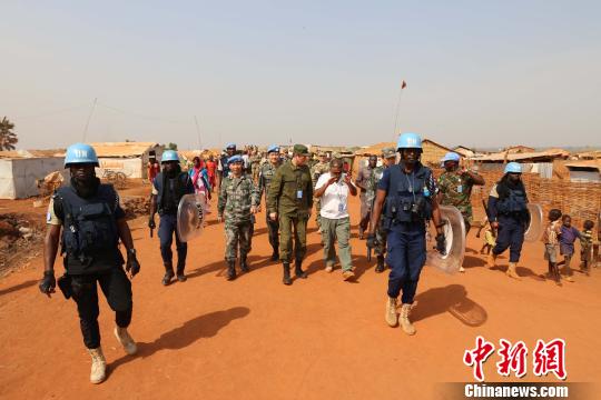 视察工兵难民防护墙建设。　李欣 摄