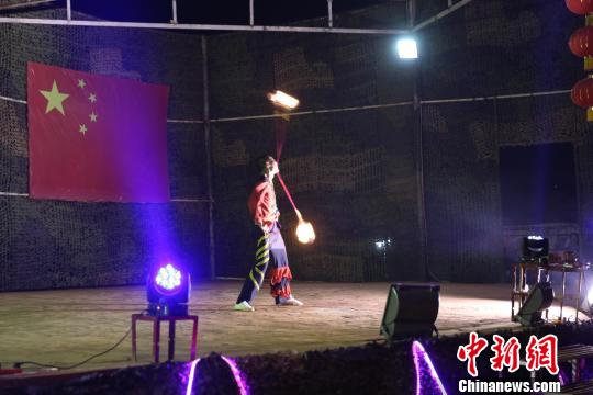 杂技火流星表演。　李欣 摄
